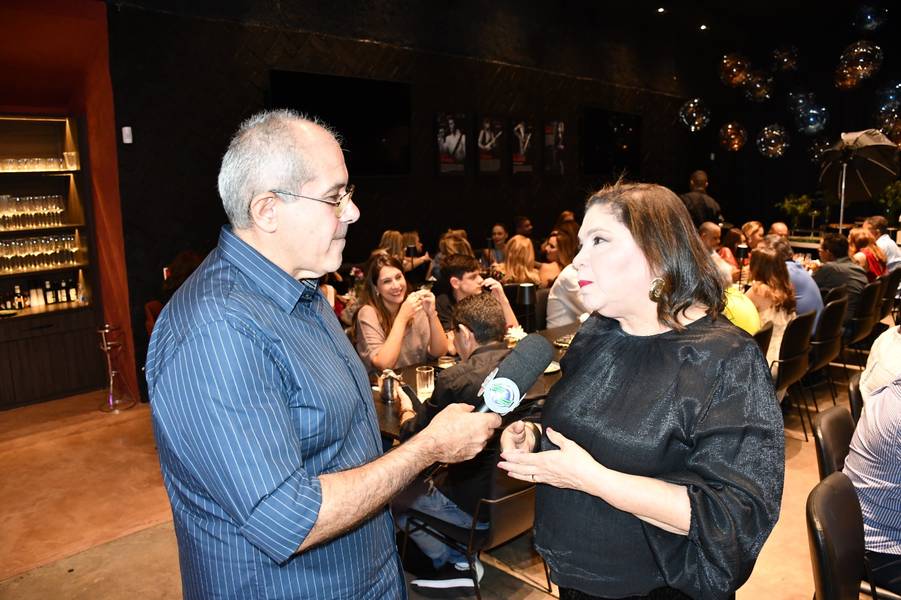 Péricles Mendel comemora aniversário com amigos no Rosetta Rock Bar