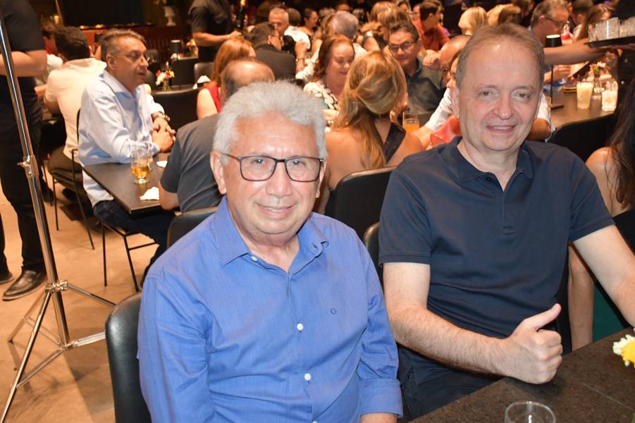 Péricles Mendel comemora aniversário com amigos no Rosetta Rock Bar