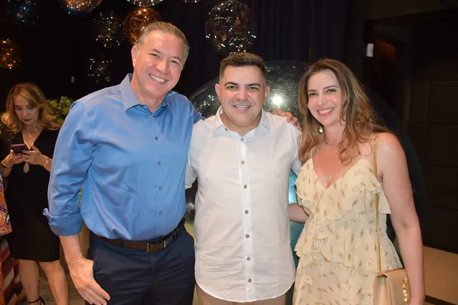 Péricles Mendel comemora aniversário com amigos no Rosetta Rock Bar