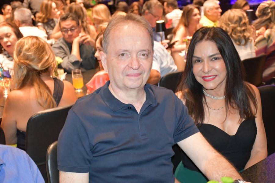 Péricles Mendel comemora aniversário com amigos no Rosetta Rock Bar