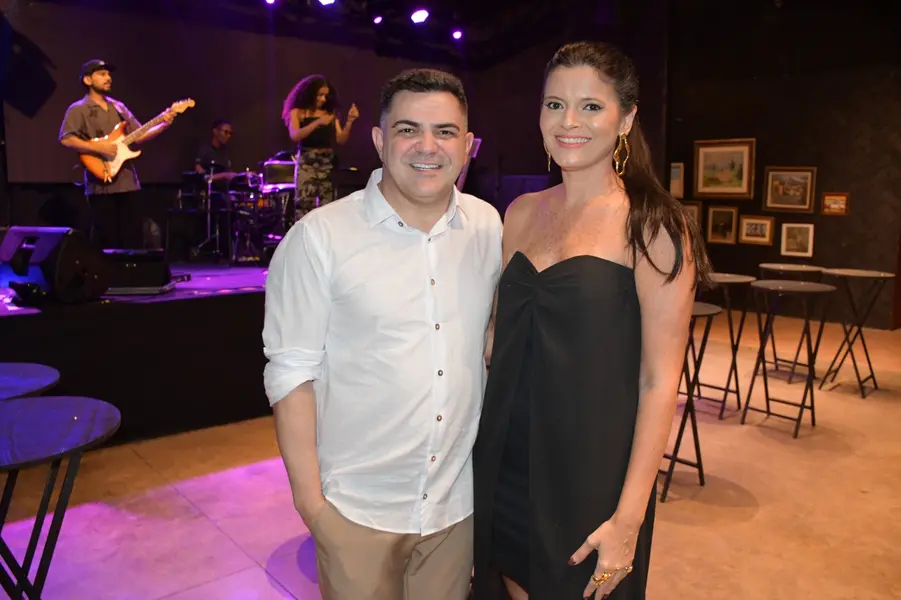 Péricles Mendel comemora aniversário com amigos no Rosetta Rock Bar