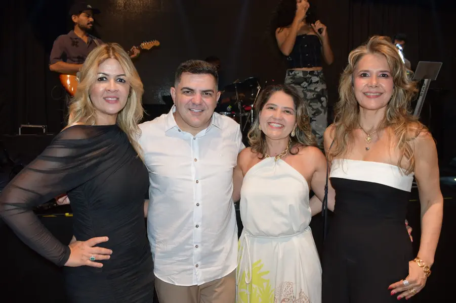 Péricles Mendel comemora aniversário com amigos no Rosetta Rock Bar
