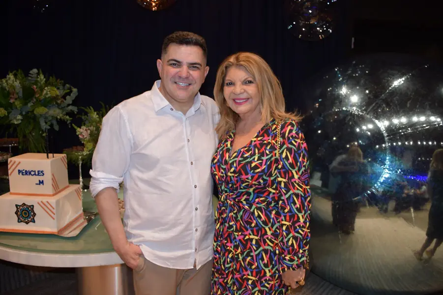 Péricles Mendel comemora aniversário com amigos no Rosetta Rock Bar