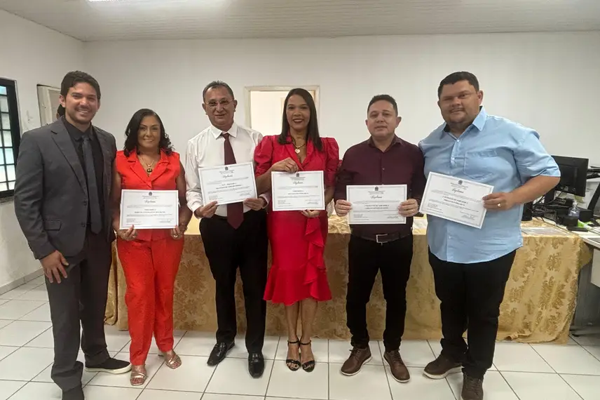 Prefeita, vice-prefeito e vereadores eleitos são diplomados em Cocal Telha Prefeita, vice-prefeito e vereadores eleitos são diplomados em Cocal Telha