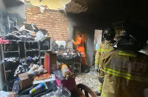 Princípio de incêndio destrói residência na região Sudeste de Teresina (Foto: Reprodução)