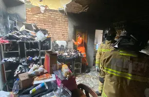 Princípio de incêndio destrói residência na região Sudeste de Teresina (Foto: Reprodução)