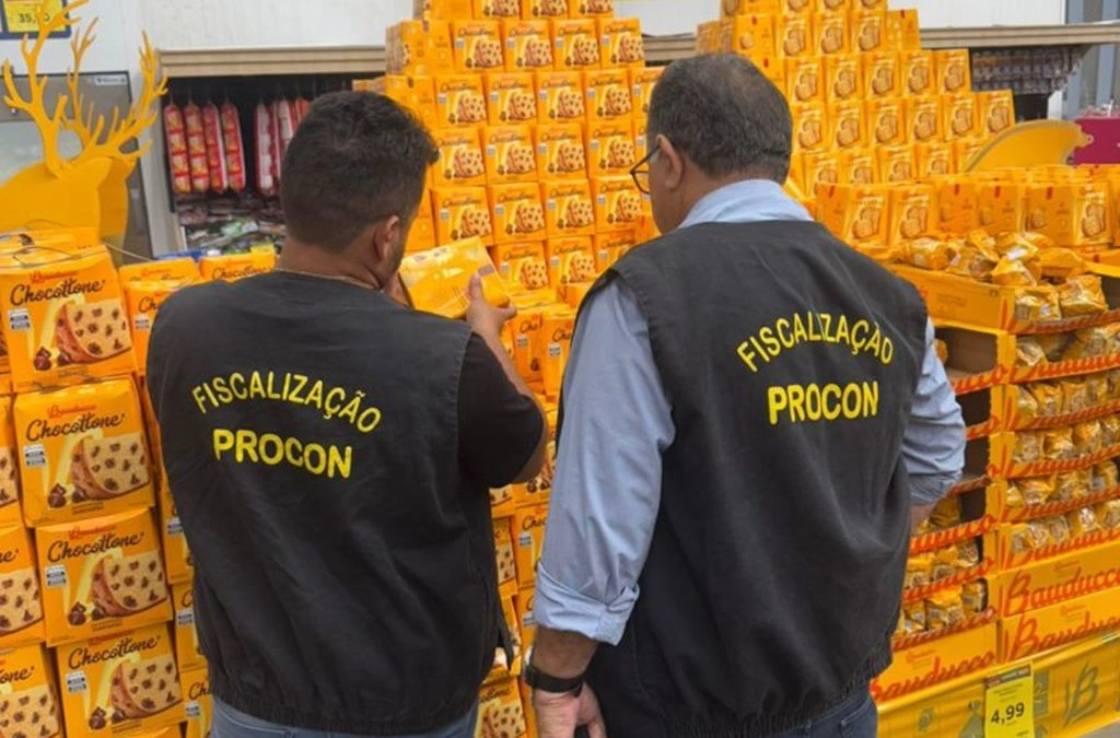 Procon autua supermercado por vender chocotone com baratas em Teresina