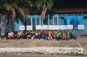 Professores de Monsenhor Gil protestam por falta de pagamento do rateio do Fundeb (Foto: Reprodução)