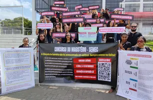 Professores protestam contra suspensão de concurso da Semec (Foto: James Rodrigues / Conecta Piauí)
