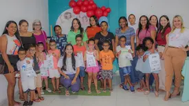 Projeto Carretinha da Saúde entrega óculos para crianças em Cristino Castro (Foto: Reprodução)