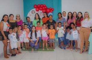 Projeto Carretinha da Saúde entrega óculos para crianças em Cristino Castro (Foto: Reprodução)