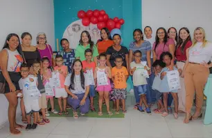 Projeto Carretinha da Saúde entrega óculos para crianças em Cristino Castro (Foto: Reprodução)