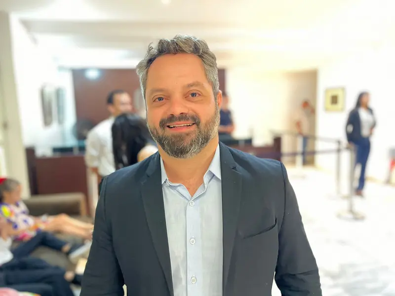 Rafael Fonteles inaugura decoração de Natal no Palácio de Karnak em Teresina