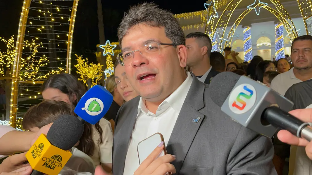 Rafael Fonteles inaugura decoração de Natal no Palácio de Karnak em Teresina