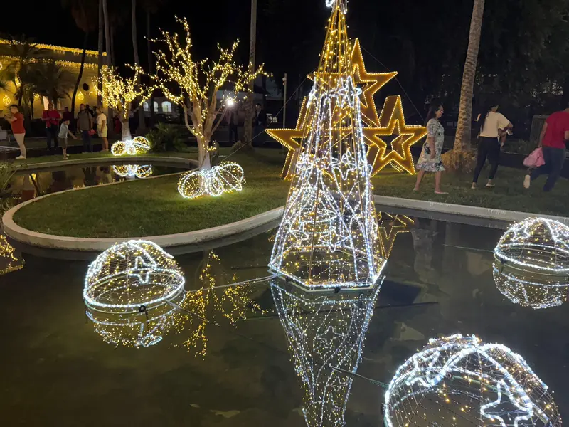 Rafael Fonteles inaugura decoração de Natal no Palácio de Karnak em Teresina