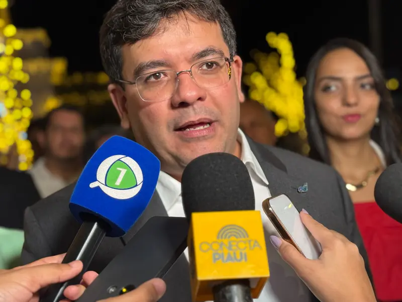 Rafael Fonteles inaugura decoração de Natal no Palácio de Karnak em Teresina