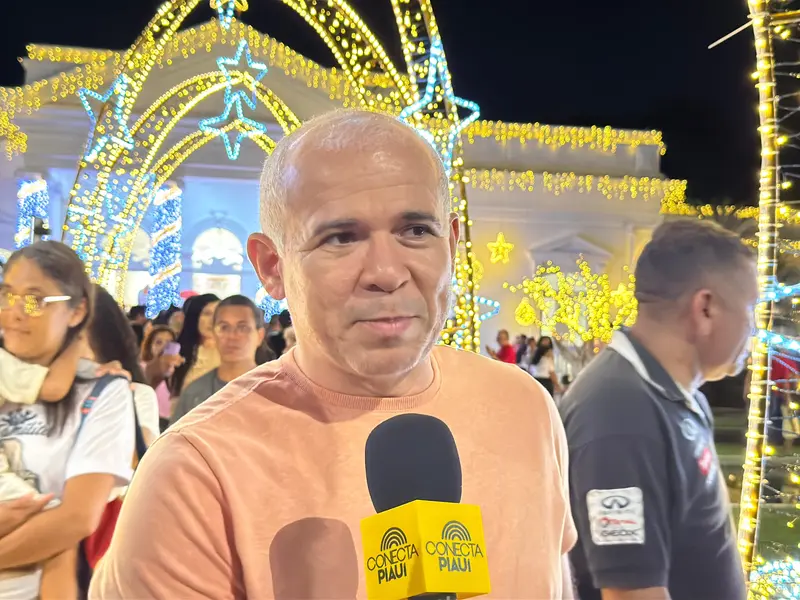 Rafael Fonteles inaugura decoração de Natal no Palácio de Karnak em Teresina