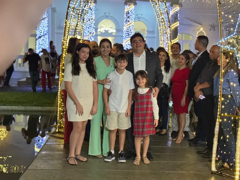 Rafael Fonteles inaugura decoração de Natal no Palácio de Karnak em Teresina