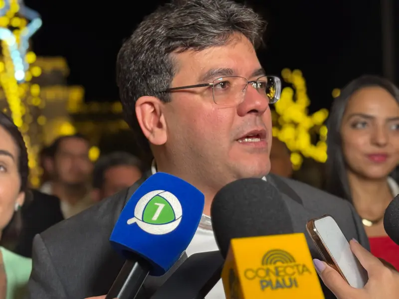 Rafael Fonteles inaugura decoração de Natal no Palácio de Karnak em Teresina