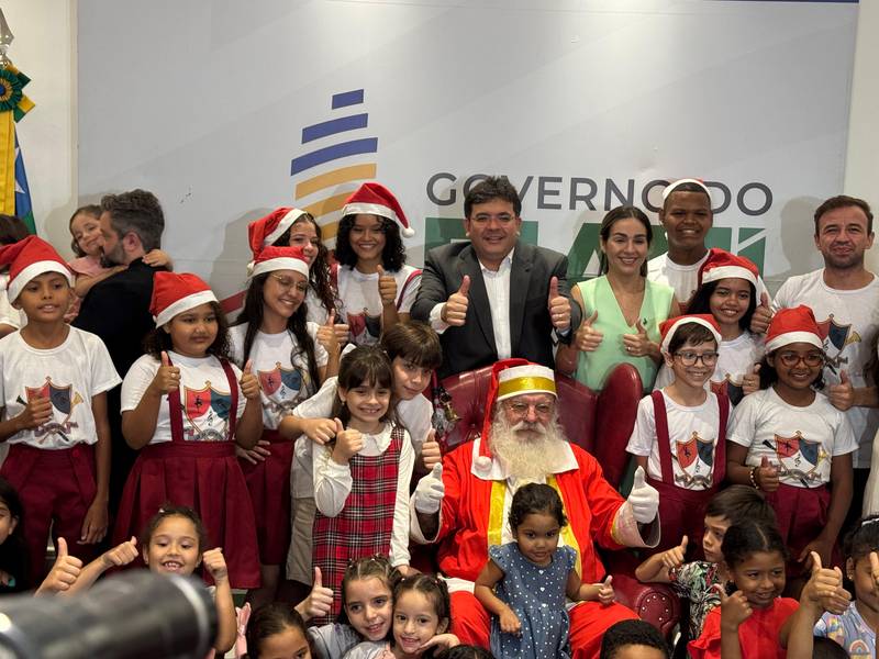 Rafael Fonteles inaugura decoração de Natal no Palácio de Karnak em Teresina