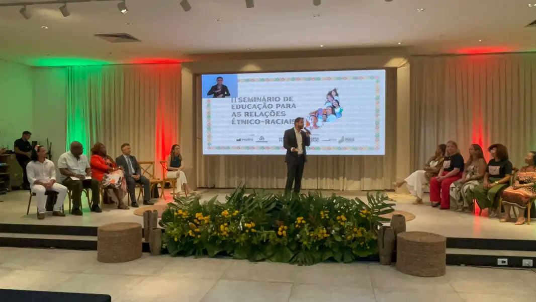 Secretário da Educação entrega Selo Escola Antirracista