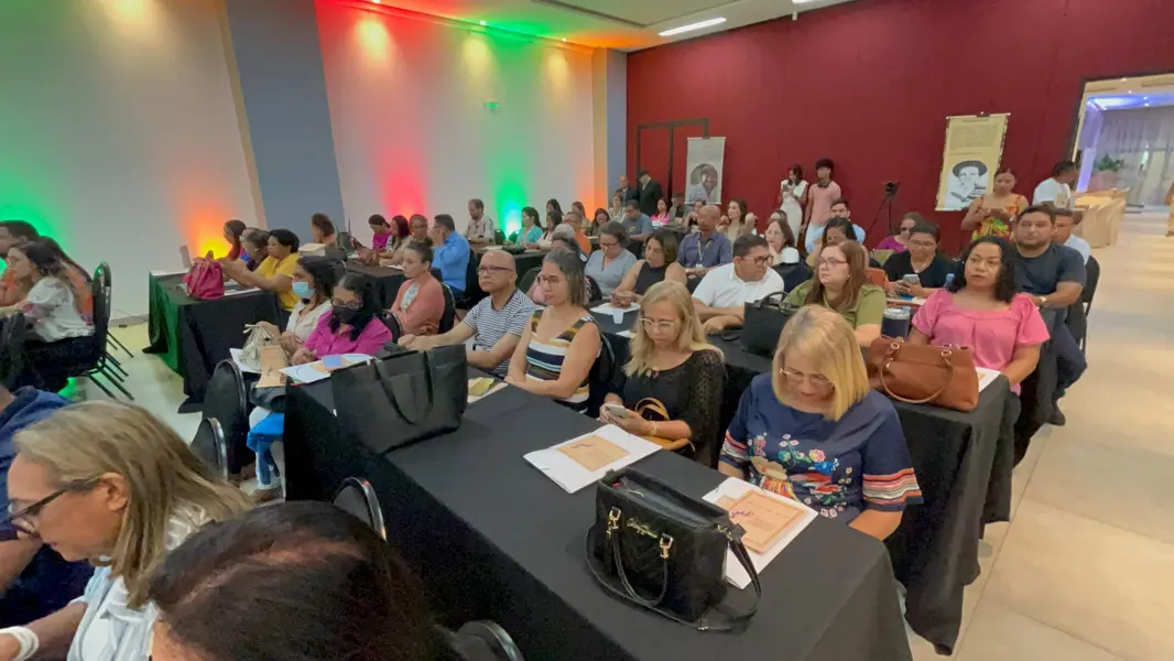 Secretário da Educação entrega Selo Escola Antirracista