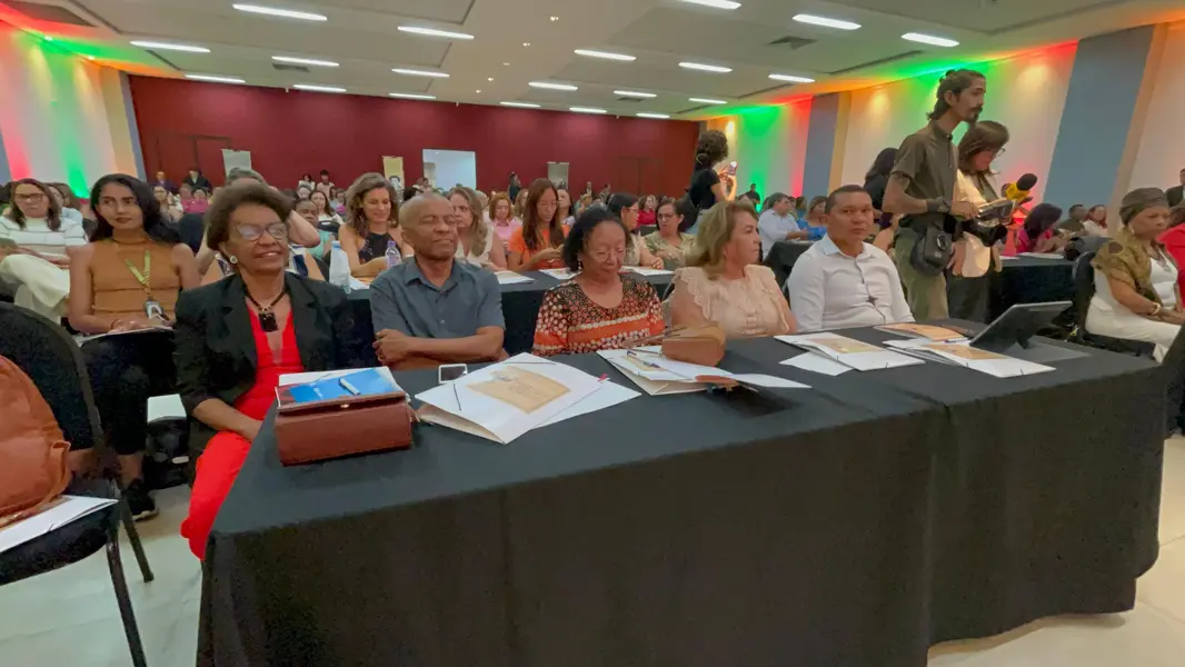 Secretário da Educação entrega Selo Escola Antirracista