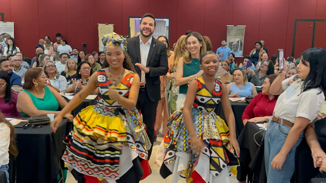 Secretário da Educação entrega Selo Escola Antirracista
