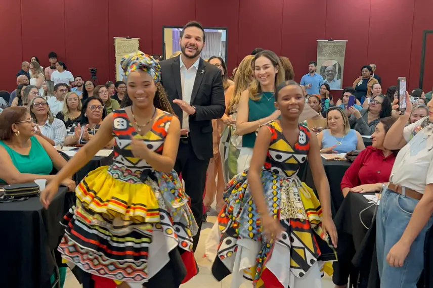 Secretário da Educação entrega Selo Escola Antirracista