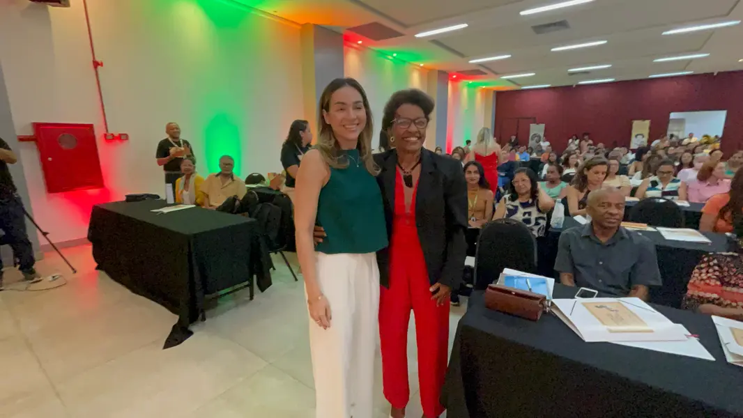 Secretário da Educação entrega Selo Escola Antirracista