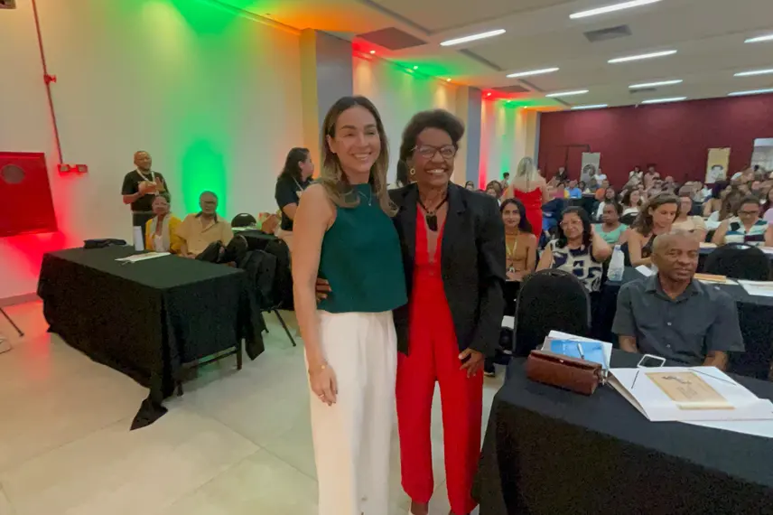 Secretário da Educação entrega Selo Escola Antirracista