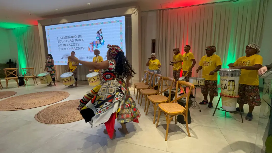 Secretário da Educação entrega Selo Escola Antirracista