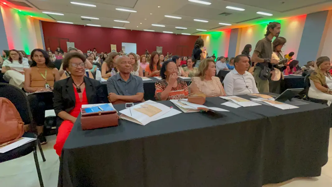 Secretário da Educação entrega Selo Escola Antirracista