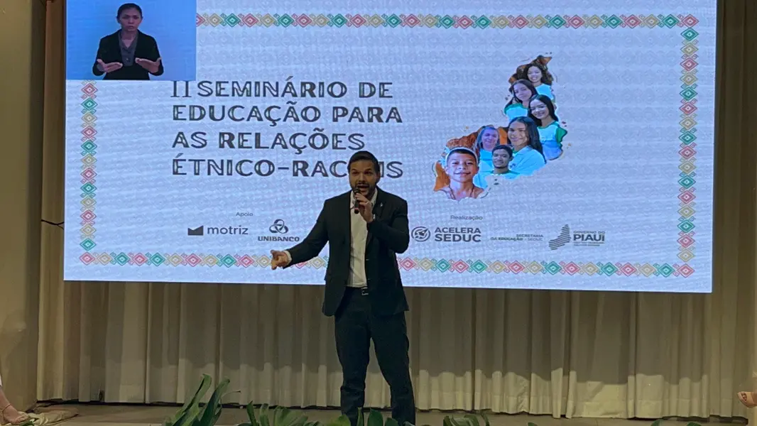 Secretário da Educação entrega Selo Escola Antirracista