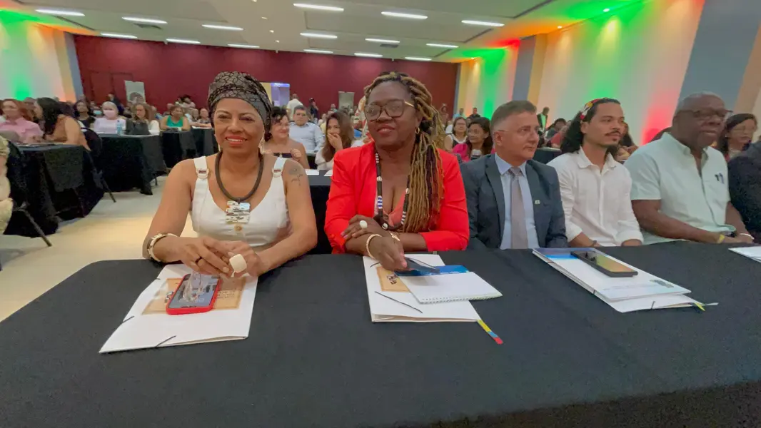 Secretário da Educação entrega Selo Escola Antirracista