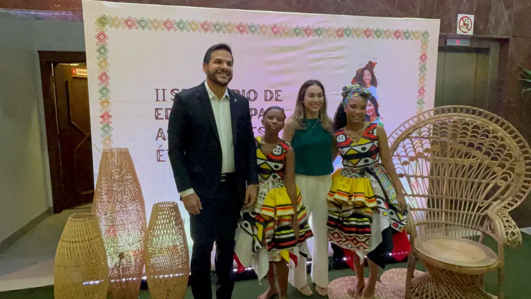 Secretário da Educação entrega Selo Escola Antirracista