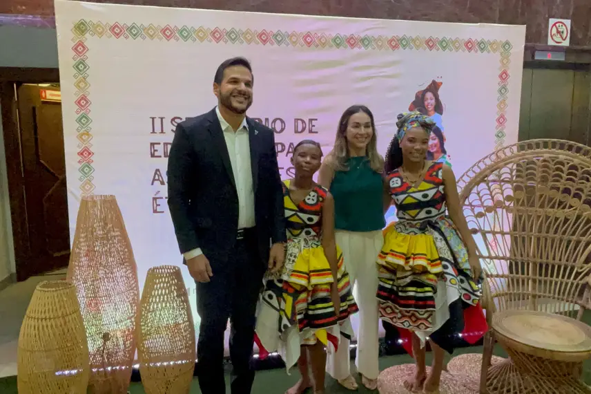 Secretário da Educação entrega Selo Escola Antirracista Secretário da Educação entrega Selo Escola Antirracista