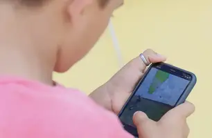 Senado aprova projeto para restringir uso de celular em escolas (Foto: Reprodução)