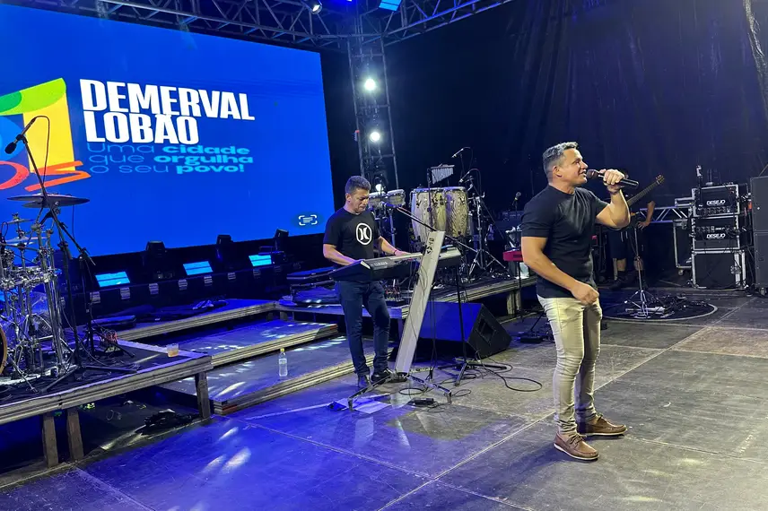 Show da banda Seu Desejo arrasta multidão e marca os 61 anos de Demerval Lobão Show da banda Seu Desejo arrasta multidão e marca os 61 anos de Demerval Lobão