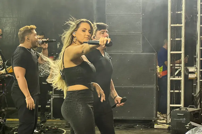 Show da banda Seu Desejo arrasta multidão e marca os 61 anos de Demerval Lobão