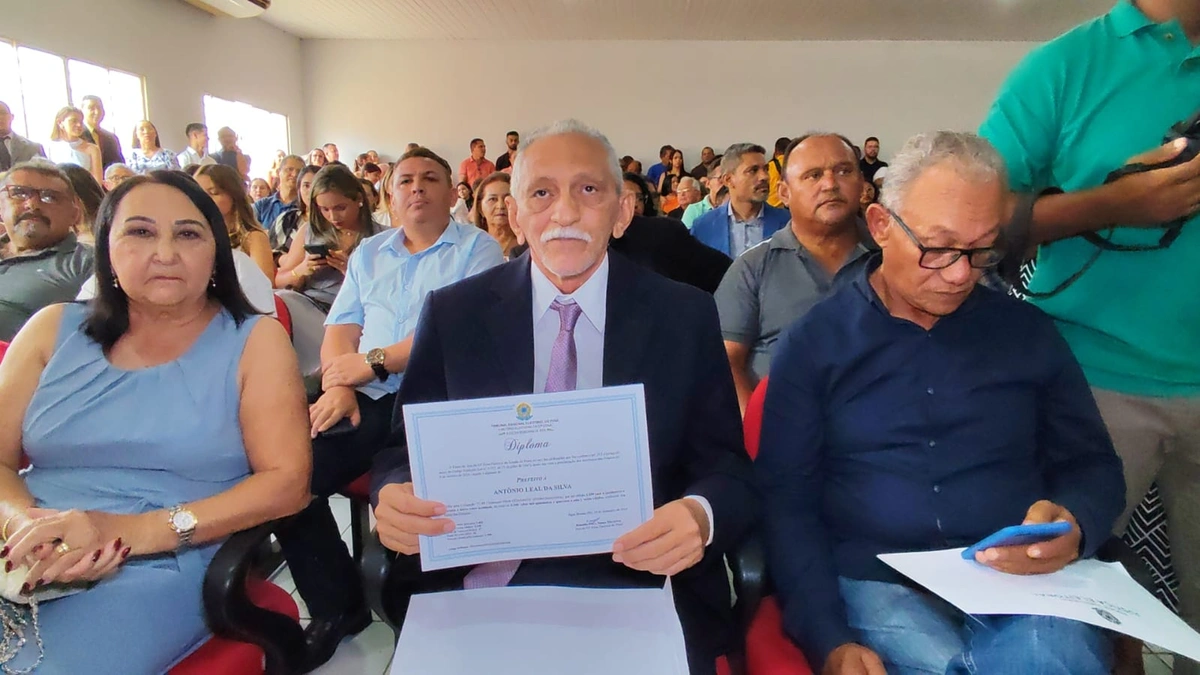 Toinho é diplomado prefeito de Olho D'água do Piauí durante solenidade