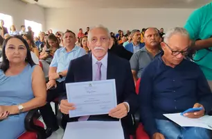 Toinho é diplomado prefeito de Olho D'água do Piauí durante solenidade (Foto: Conecta Piauí)