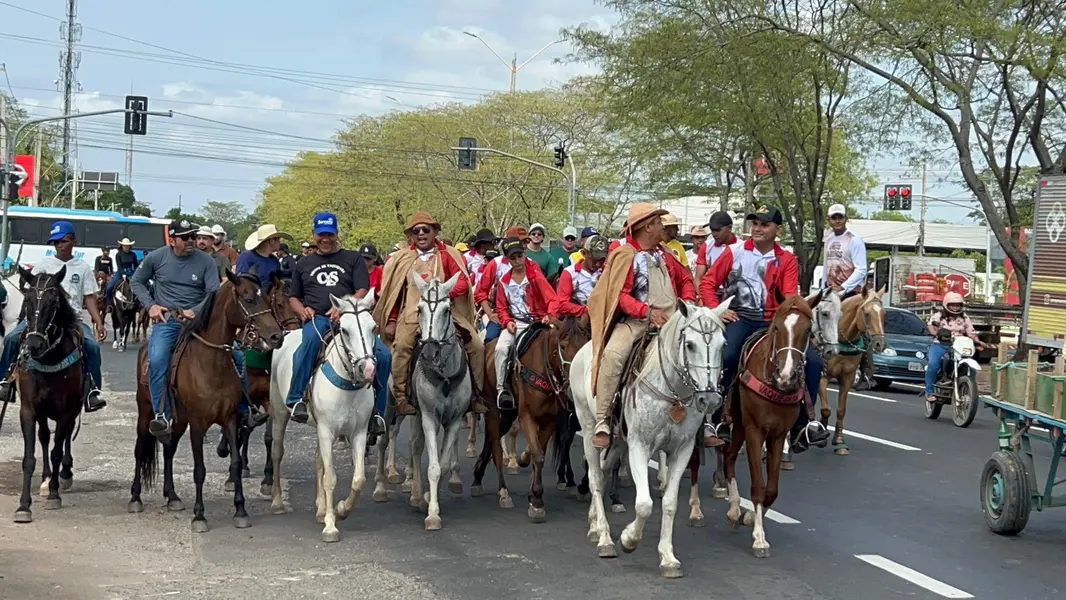Tradicional cavalgada marca a abertura da 73ª edição da Expoapi em Teresina