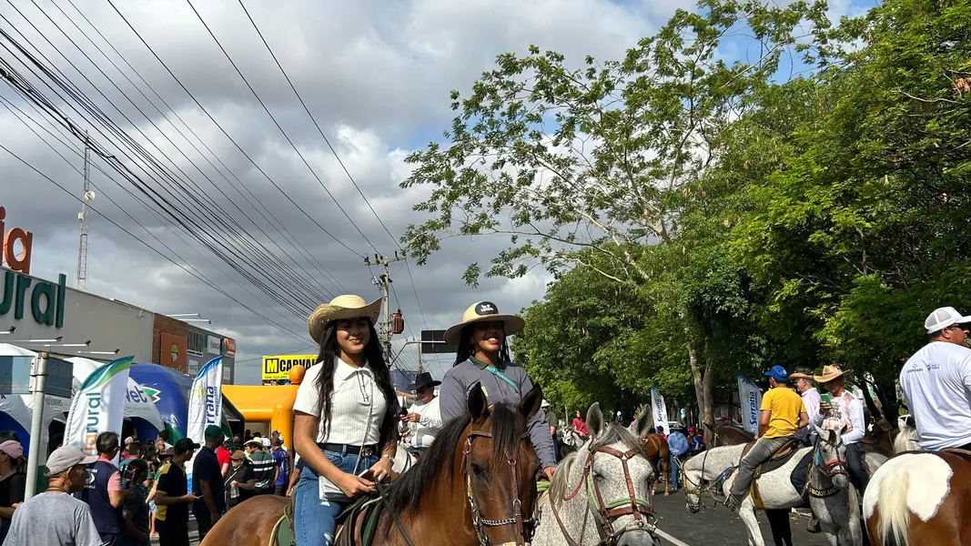 Tradicional cavalgada marca a abertura da 73ª edição da Expoapi em Teresina