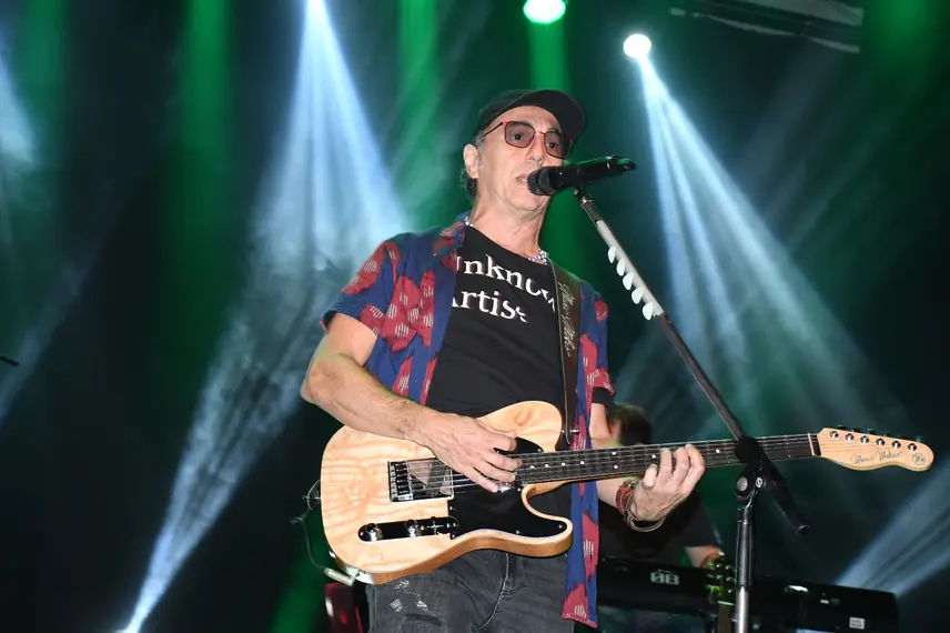 Zeca Baleiro encanta Teresina com show no Theatro 4 de Setembro