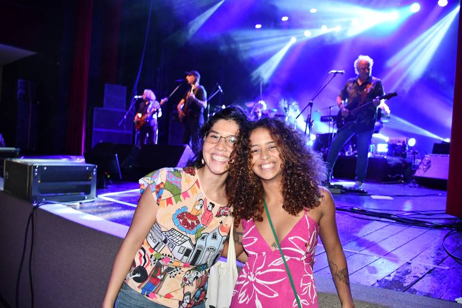 Zeca Baleiro encanta Teresina com show no Theatro 4 de Setembro