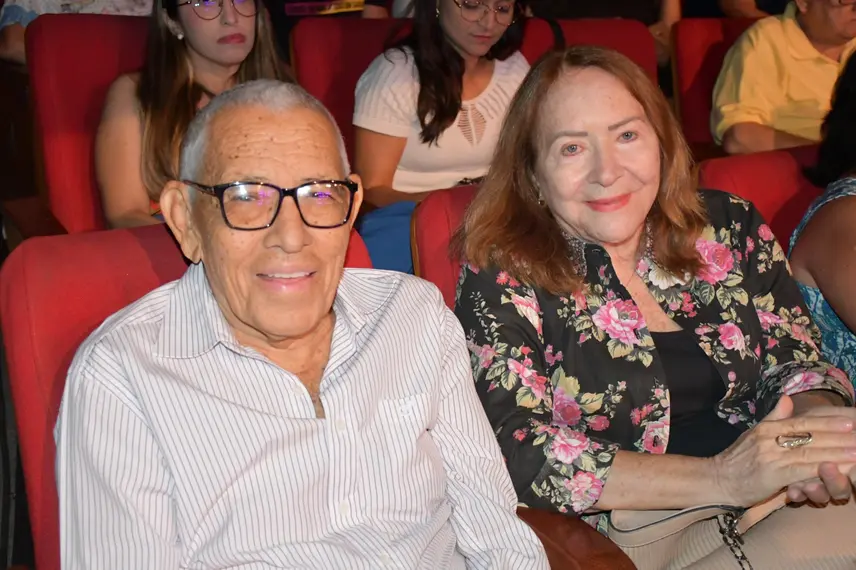 Zeca Baleiro encanta Teresina com show no Theatro 4 de Setembro