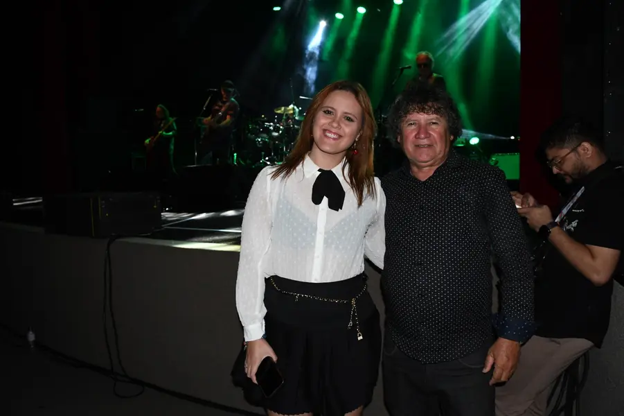 Zeca Baleiro encanta Teresina com show no Theatro 4 de Setembro