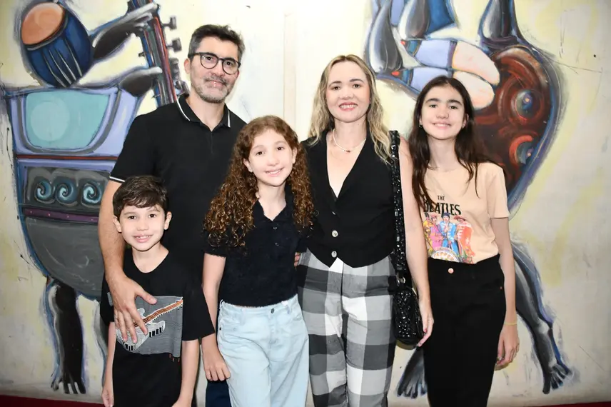 Zeca Baleiro encanta Teresina com show no Theatro 4 de Setembro