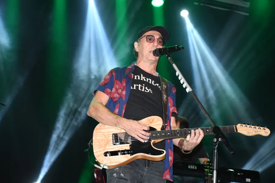 Zeca Baleiro encanta Teresina com show no Theatro 4 de Setembro